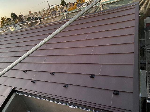 スレート屋根から横暖ルーフを使った屋根カバー工事を行いました！川口市屋根カバー工事　横暖ルーフαｓ　ニチハ　センタールーフ　スレートボロボロ　ガルバリウム鋼板　